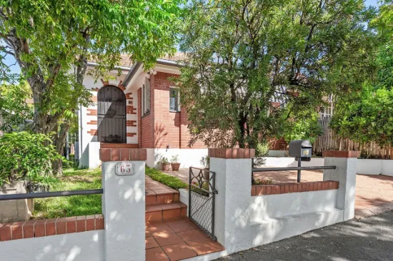 "Pasadena", A Timeless Duplex of Heritage Soul and Modern Convenience