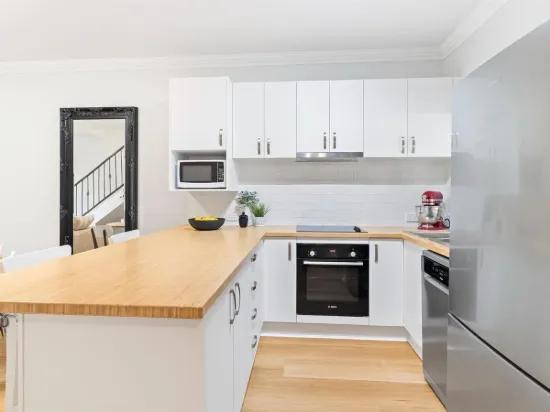 Classic Freshwater Charm  Stylishly Renovated Townhouse with Private Courtyard