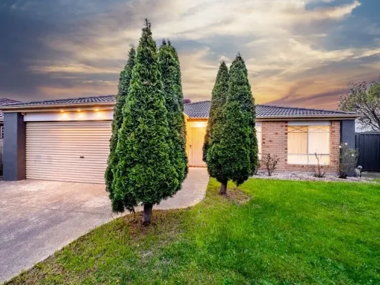 EFFORTLESS FAMILY COMFORT WITHIN AN AMENITY FILLED LOCALE - 4 BEDROOMS + STUDY!