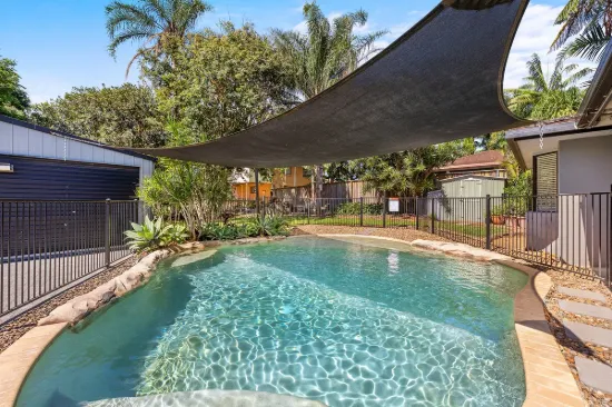 ENTERTAINERS FAMILY HOME WITH POOL AND POWERED SHED
