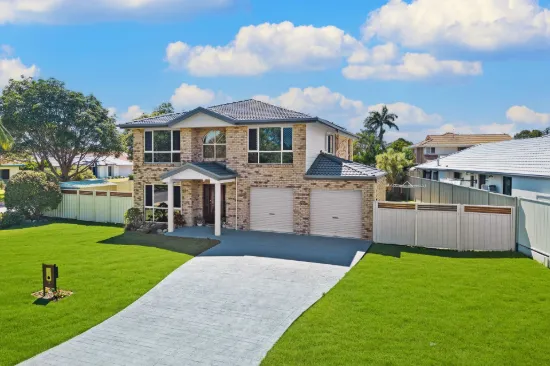 EXPANSIVE FAMILY RESIDENCE IN THE GOLDEN TRIANGLE!