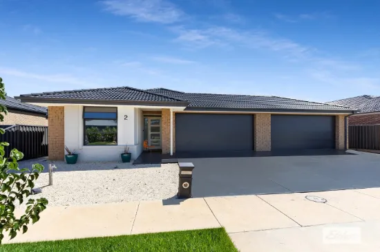 Modern Family Living with a 4Car Garage in Charming Elmore