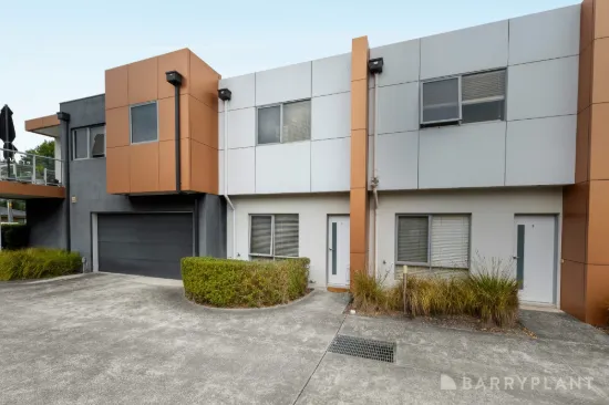 Stylish Townhouse Living, Steps from Town