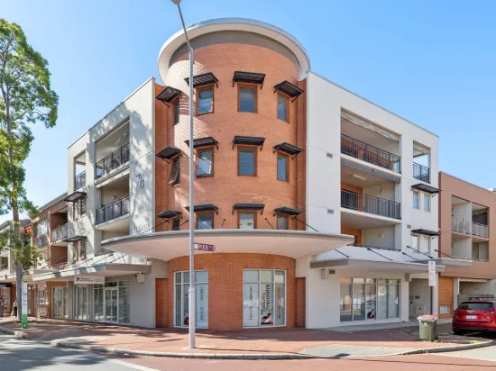 Move-in ready apartment with balcony AND private courtyard!