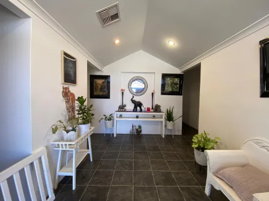 Charming Residential House in Ravenswood – Perfect for Families!