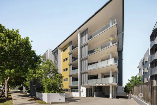 Modern Two Bedroom Apartment | Ultra Convenient Locale