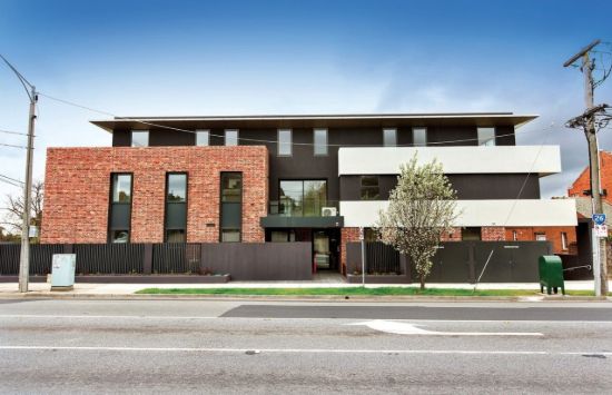 Sophisticated Kooyong Living in a Blue-Chip Toorak Road Address