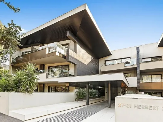 Refined Bayside Luxury By The Park