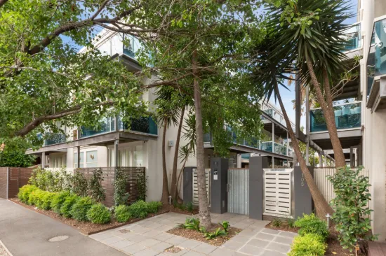 Coastal Courtyard Living in an Exclusive Bayside Pocket