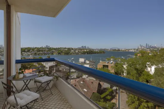 Renovated apartment with sweeping views of the city skyline and Harbour Bridge