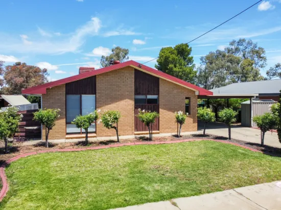 Three bedroom brick veneer in family-friendly location