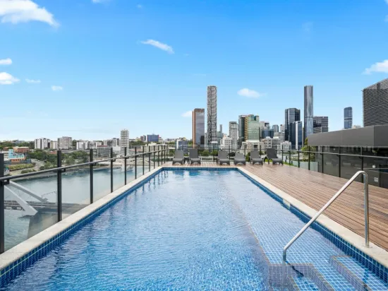 Chic 2-bed apartment + a rooftop pool with epic city views!