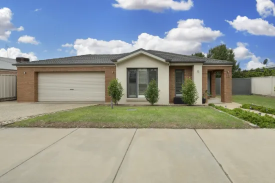 PERFECT FAMILY HOME WITH IDEAL LIVING, INSIDE & OUT