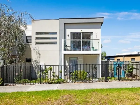 ROOMY TOWNHOUSE OVERLOOKING PRISTINE WETLANDS