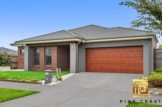 5 bed, 3 bath, 2 Livings in Westbrook !