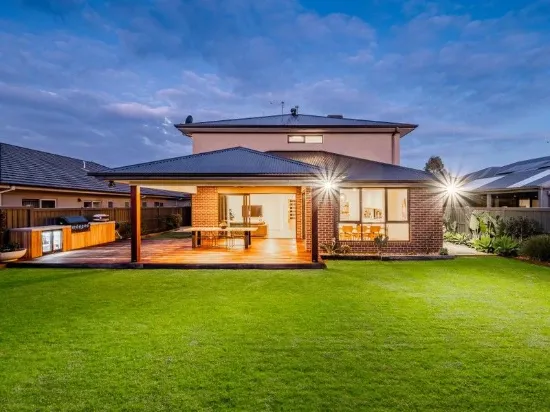 DISPLAY QUALITY PRESENTATION IN A FAMILY FRIENDLY LOCALE - PERFECT INDOOR TO OUTDOOR FLOW!