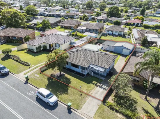 Spacious Family Living with Entertaining Deck & Huge Garage 🏡✨