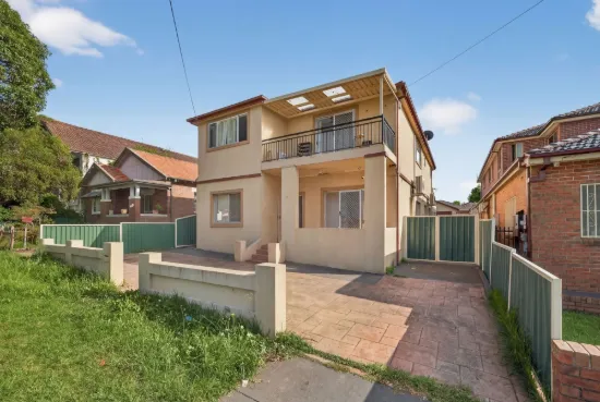 Spacious Multi-Room Residence with Exceptional Accommodation