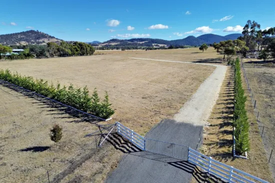 LIFESTYLE ACREAGE WITH SPACE, PRIVACY & PRIME LOCATION