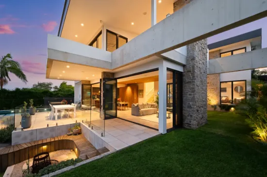 Luxurious Executive Residence, North Aspect, Wide Ocean and Beach Views, Pool, W
