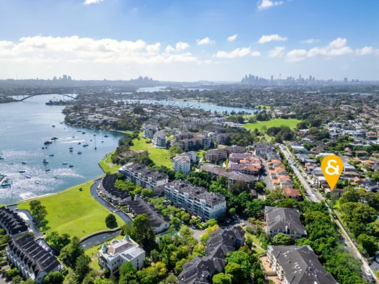 Luxurious Peninsula Family Living with City Glimpses