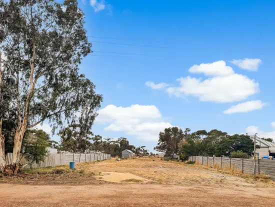 24 Moore Street, Kellerberrin - Large 2,309sqm Residential Block with Rear Access