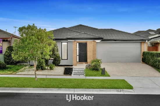 Walk to Tulliallan Primary School & Everyday Essentials - A Spacious Family Home with Multiple Living Zones!
