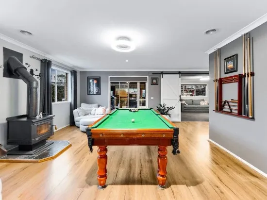 FINE FAMILY LIVING OFFERED TO THE MARKET FOR THE FIRST TIME - 5 BEDROOMS + 4 SEPARATE LIVING ZONES!