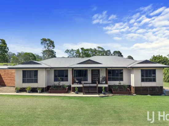 Spacious Family Entertainer with Pool and Sheds