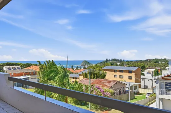 Top-Floor, Ocean Views & A Beachside Location!