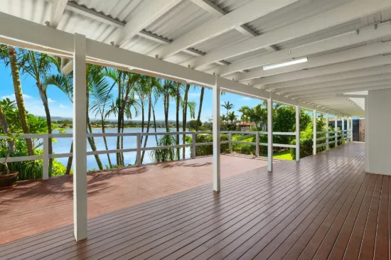 Waterfront lifestyle oasis just 5 mins to James Street