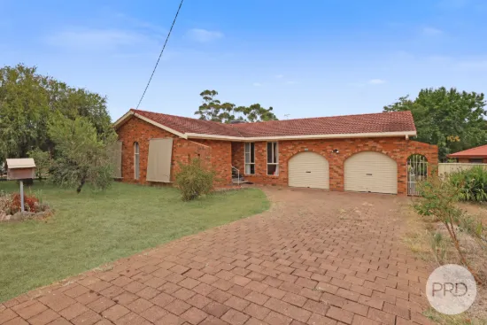 Comfortable Family Living in a Convenient Hillvue Location!