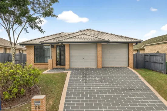 MODERN FAMILY LIVING OPPOSITE PARKLANDS AND LAKE - MOVE STRAIGHT IN......