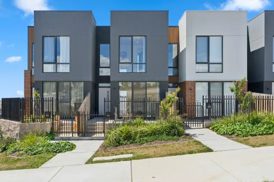 Move Straight In: Contemporary 3-Bedroom Townhouse in Prime Location