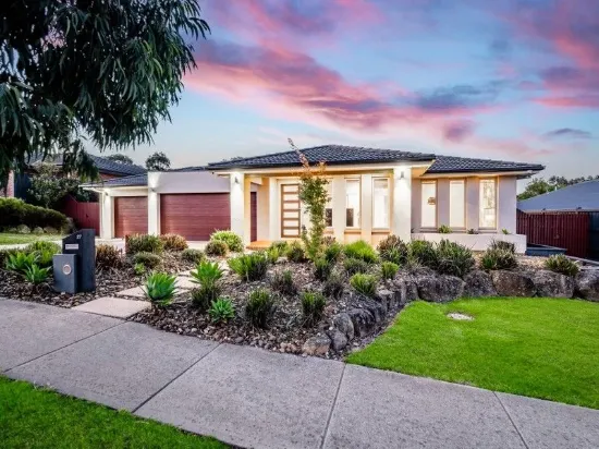 SETTLERS RUN STUNNER OPPOSITE PARKLAND - OVER 1,020M2 OF LAND + A TRIPLE GARAGE!
