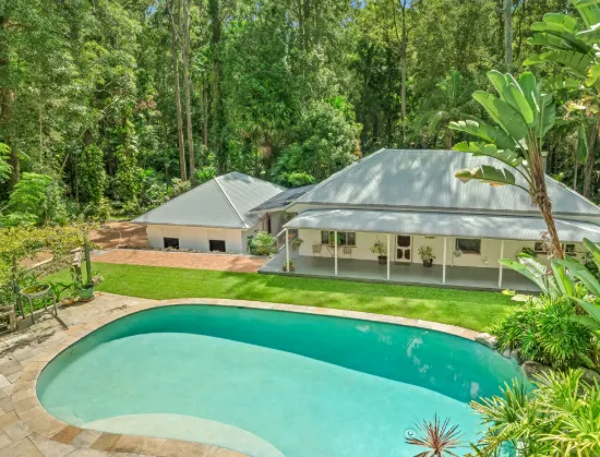 PRIVATE DOONAN COTTAGE WITH STUNNING POOL AND PEACEFUL BUSH BACKDROP