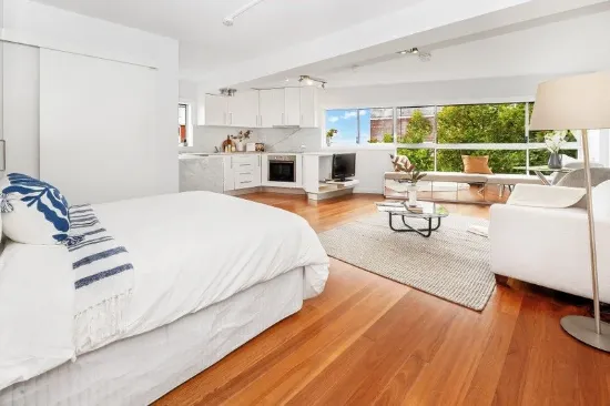 SUN DRENCHED STUDIO WITH HARBOUR BRIDGE & OPERA HOUSE VIEWS.