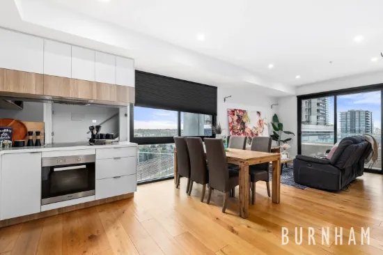 Stylish Top-Floor Apartment with Iconic Views in Footscray