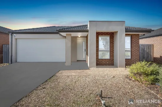 🏡 Stylish Family Living in the Heart of Brookfield!