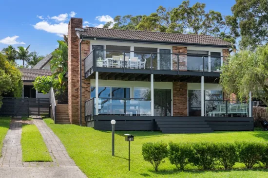 Sun-Drenched Family Living in a Peaceful Cul-de-Sac