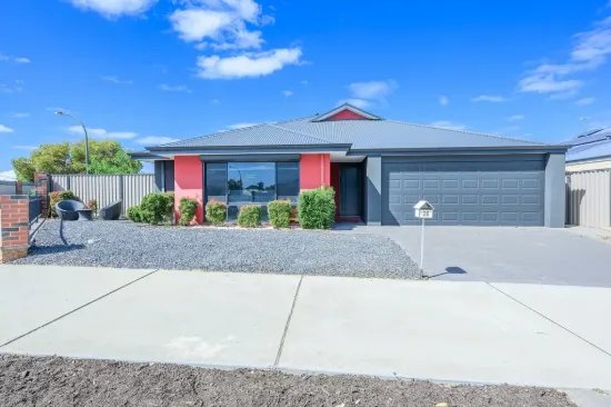 Spacious Family Living with BONUS Side Access and Large Workshop