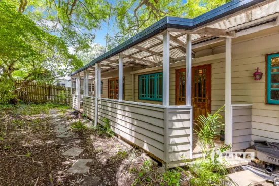 CHARMING COTTAGE WITH DUAL LIVING POTENTIAL!