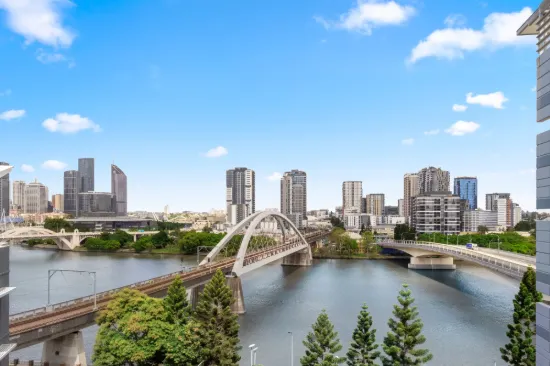 Oversized Inner-City Apartment with Enclosed Study & River Views!