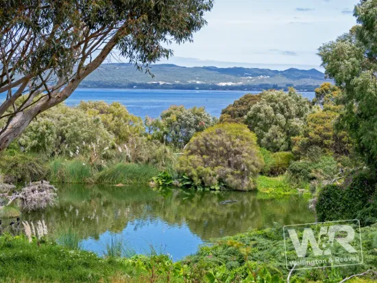 ELEVATED HARBOUR & LAKE VISTAS IN A PRESTIGE SETTING