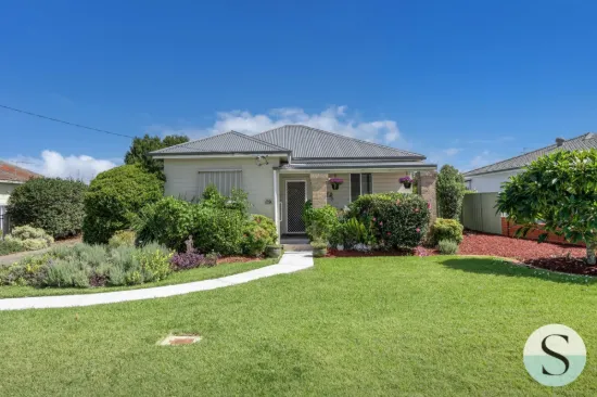 Acreage like feel, with huge 1,021m2 of land, rear lane access, & a character cottage look, but generous homestead like reality, close to the water!