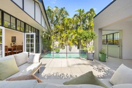 Coastal Family Haven With Tropical Pool Oasis & Dual Street Access - 417sqm