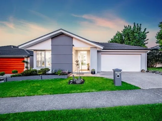 RENOVATED PARK FRONTED LIVING - EASY STROLL TO THE CLUB HOUSE & EXPANISVE PARKLAND!