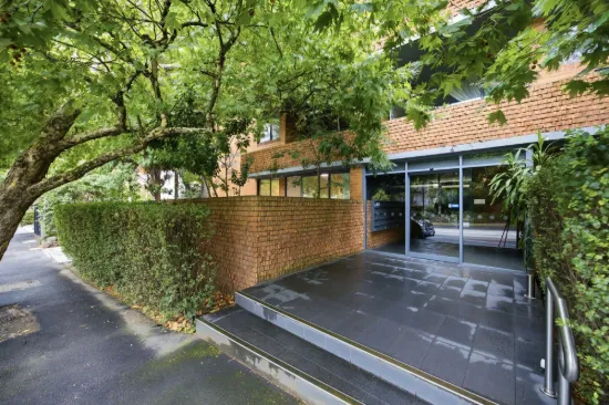 Peaceful Garden Apartment in Prestigious Toorak