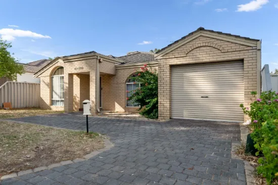 Spacious Family Living Opposite Parkland