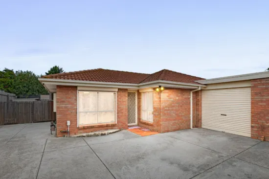 Easy Living with Outdoor Space in a Quiet Court 
